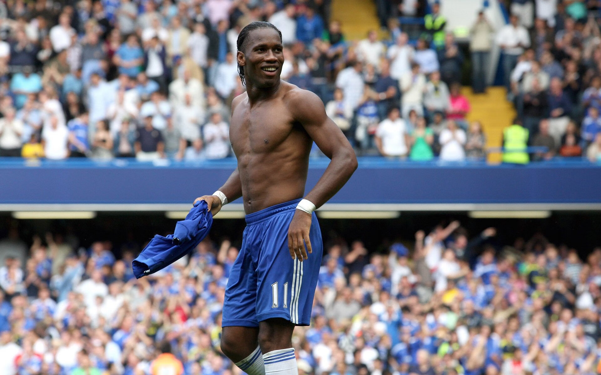 从泥泞到雪地：不同地貌带来的极限驾控，泥泞的雪路