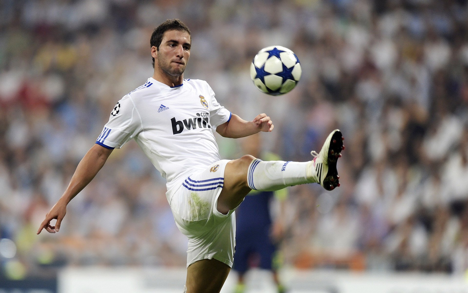 比赛亮点:李明的精彩突破和助攻让对手防不胜防!,李明进球